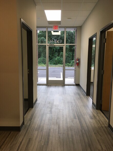 More Photos Of 123 Poplar Pointe Dr, Mooresville Flex For Lease