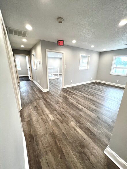 More Photos Of 312 Mall Blvd, Savannah Freestanding For Lease