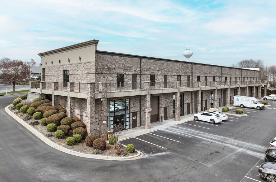 More Photos Of 131 Crosslake Park Dr, Mooresville Storefront For Lease