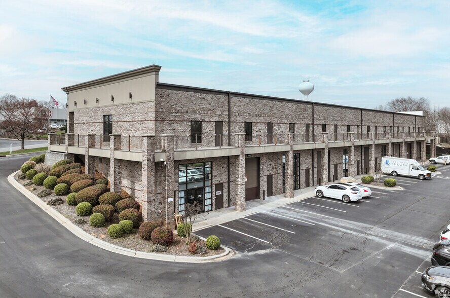 More Photos Of 131 Crosslake Park Dr, Mooresville Storefront For Lease