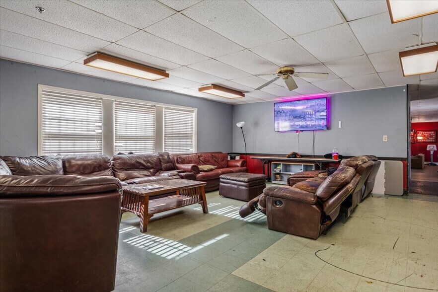 More Photos Of 928 W Hillcrest Dr, Dekalb Sorority Fraternity House For Sale