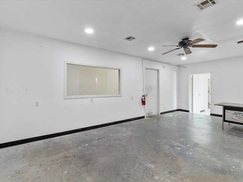 More Photos Of 700 N Main St, Lexington Warehouse For Lease