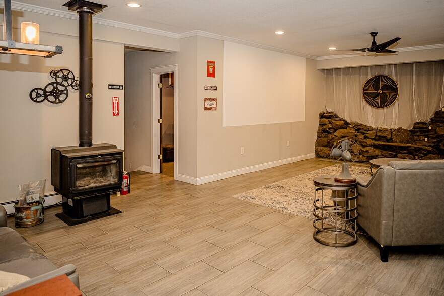 More Photos Of 2735 PA-390, Canadensis Hospitality For Sale