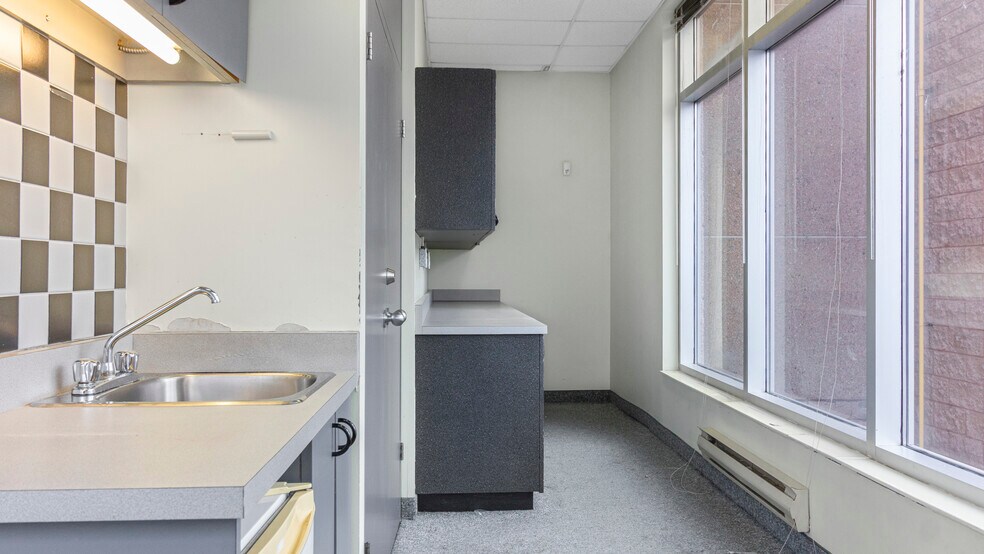 More Photos Of 918 Dundas St E, Mississauga Office For Lease