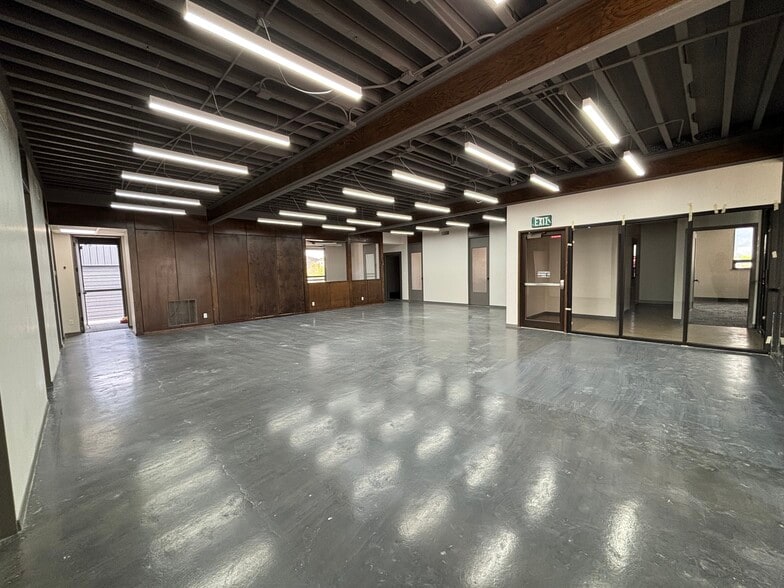 More Photos Of 115 N Geneva Rd, Vineyard Office For Lease