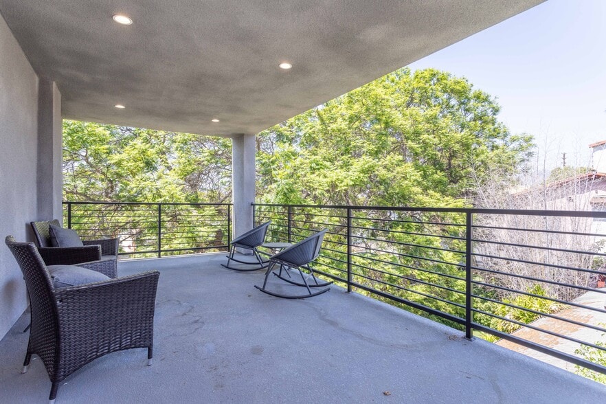 More Photos Of 1032-1038 N Oxford Ave, Los Angeles Apartments For Sale