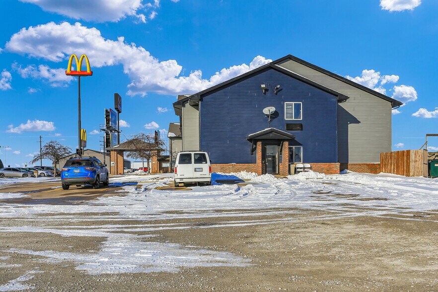 More Photos Of 630 W Main St, El Paso Hotel For Sale