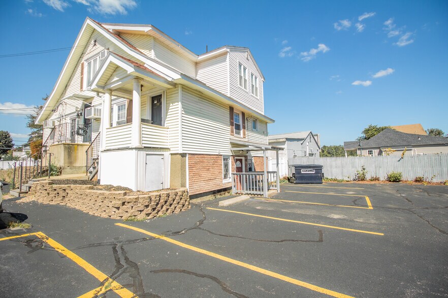 More Photos Of 636 Sunderland Rd, Worcester Freestanding For Lease