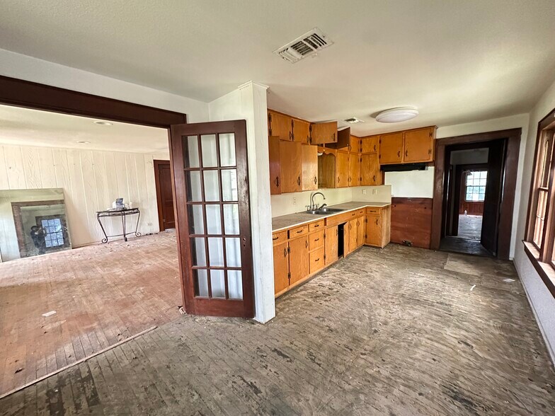 More Photos Of 208 N Stewart St, Azle Office For Sale