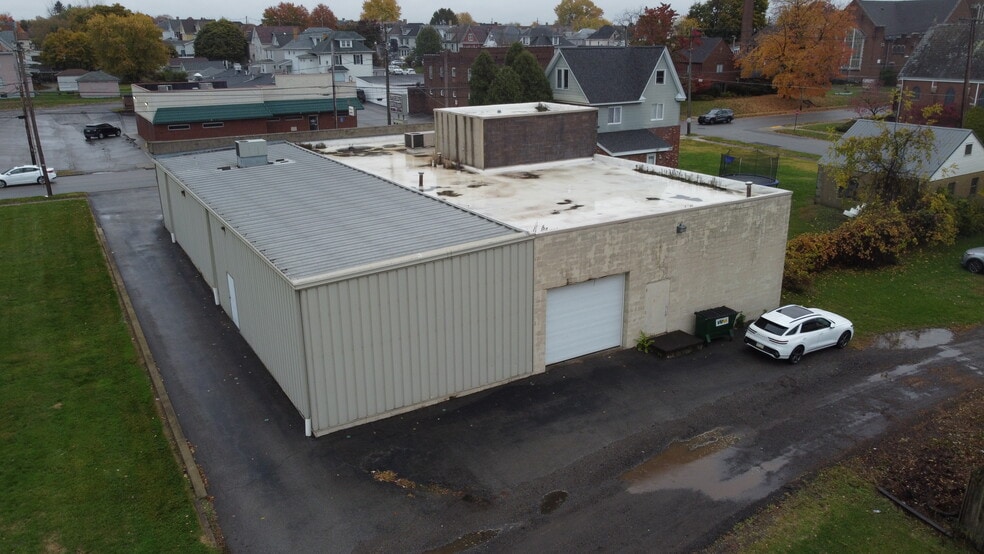 More Photos Of 1236 E Washington St, New Castle Showroom For Sale