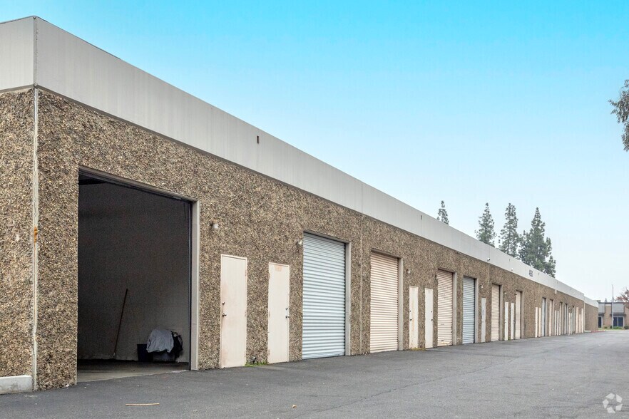 More Photos Of 4980-5010 E University Ave, Fresno Light Distribution For Lease