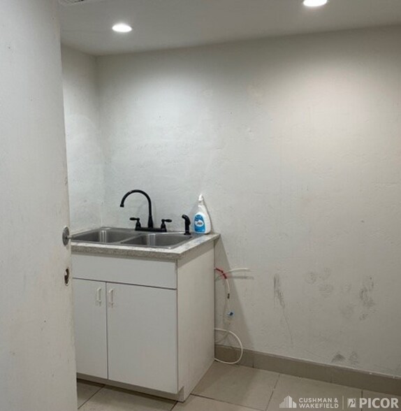 More Photos Of 201 W Fort Lowell Rd, Tucson Freestanding For Sale