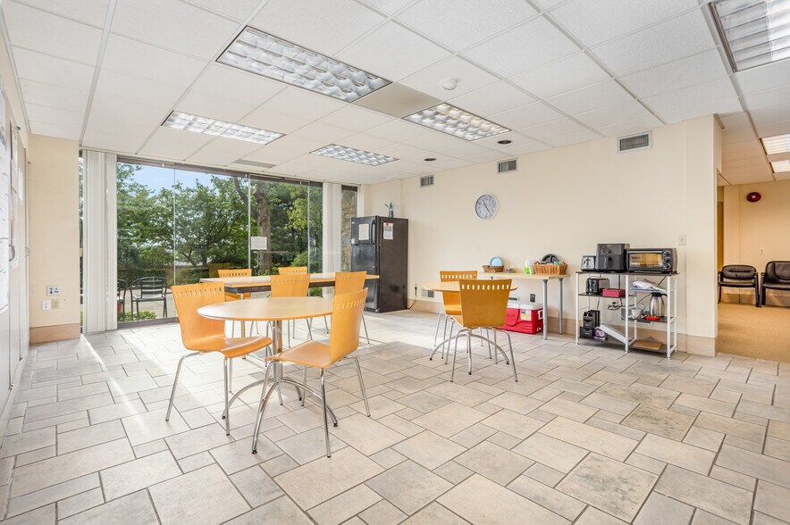 More Photos Of 1910 Harrington Dr, Lancaster Office For Sale