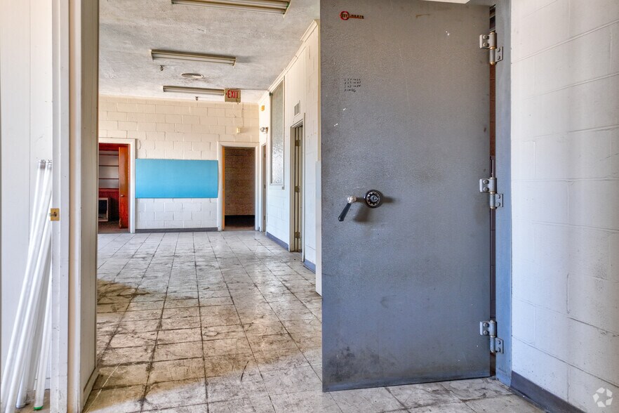 More Photos Of 912 N Beverly Dr, Wichita Falls Warehouse For Lease