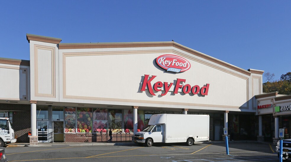 More Photos Of 349-411 Horseblock Rd, Farmingville Freestanding For Lease