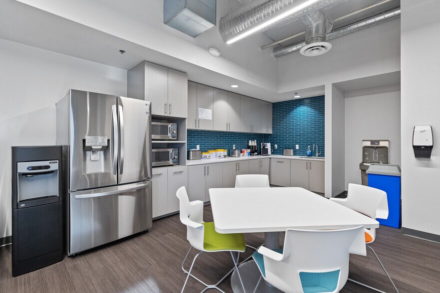 More Photos Of 2410 W Royal Palm Rd, Phoenix Light Manufacturing For Sale