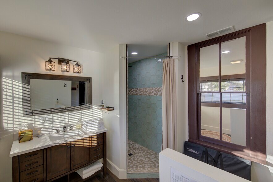 More Photos Of 405 W Avenue E, Alpine Specialty For Sale