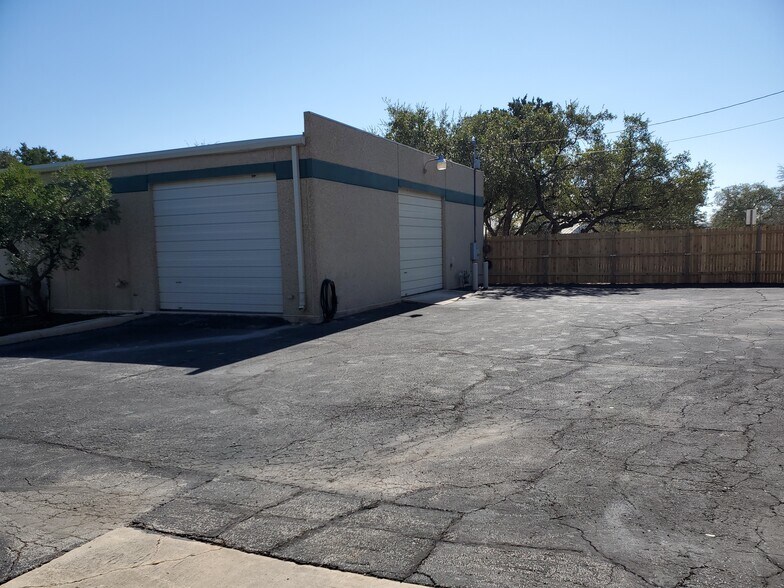 More Photos Of 16015 University Oak, San Antonio Service For Lease