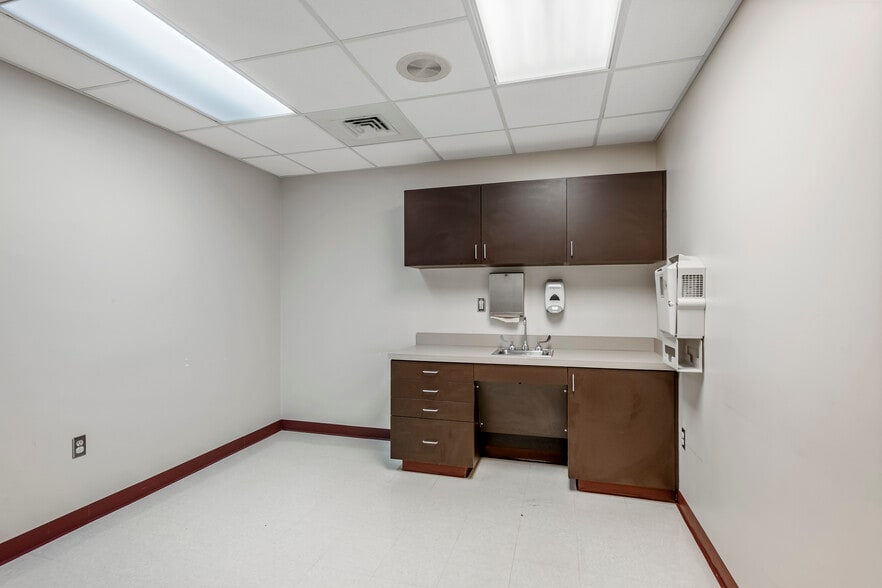 More Photos Of 820 S Illinois Ave, Republic Medical For Sale