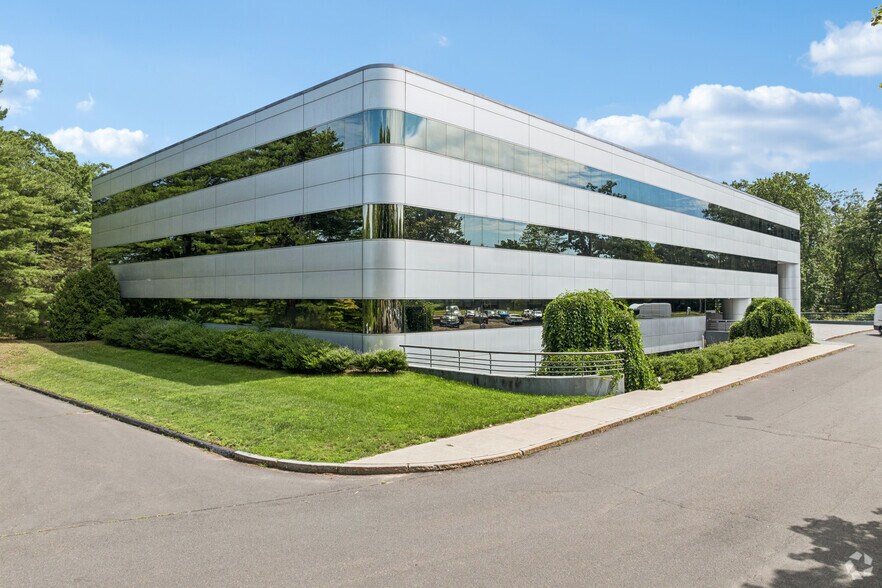 More Photos Of 2 Waterside Crossing, Windsor Office For Sale