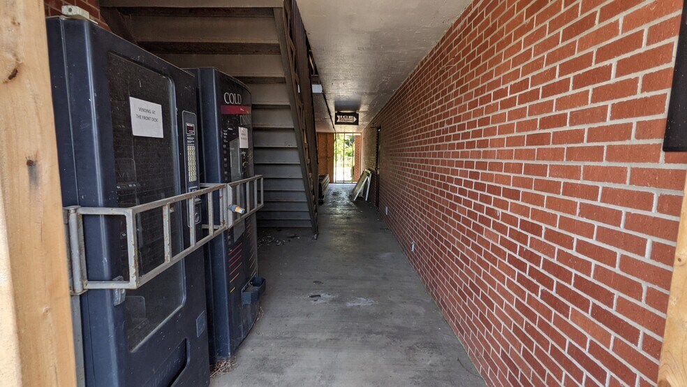 More Photos Of 107-n N Rand Dr, Searcy Hotel For Sale