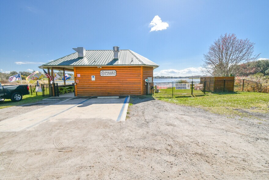 More Photos Of 831 Huntington Rd, Crescent City Freestanding For Sale