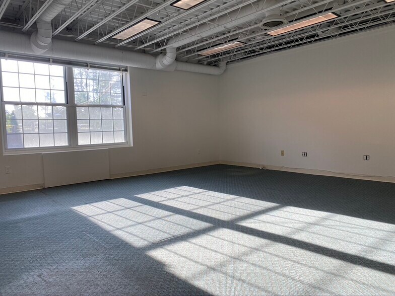 More Photos Of 85 Forest Ave, Locust Valley Office For Lease