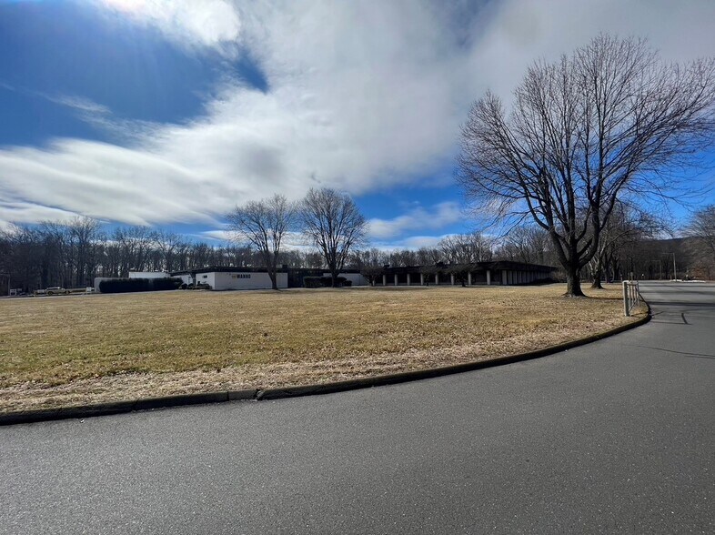 More Photos Of 150 Knotter Dr, Cheshire Manufacturing For Lease