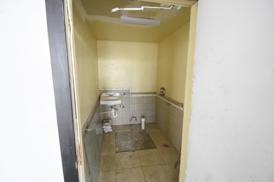 More Photos Of 621 W Main St, La Porte Warehouse For Lease