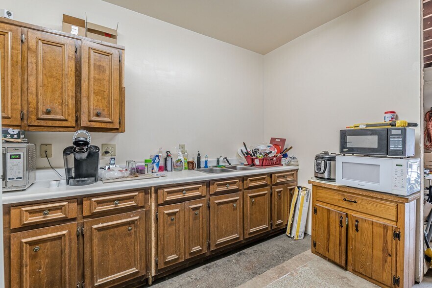 More Photos Of 614 King Arnold St, Hapeville Storefront Retail Office For Sale