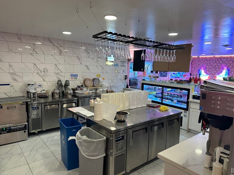 More Photos Of 3341-3343 SE Hawthorne Blvd, Portland Freestanding For Lease