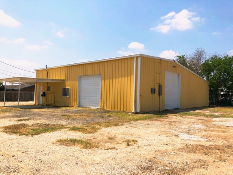 More Photos Of 504 N 2nd St, Carrizo Springs Warehouse For Sale