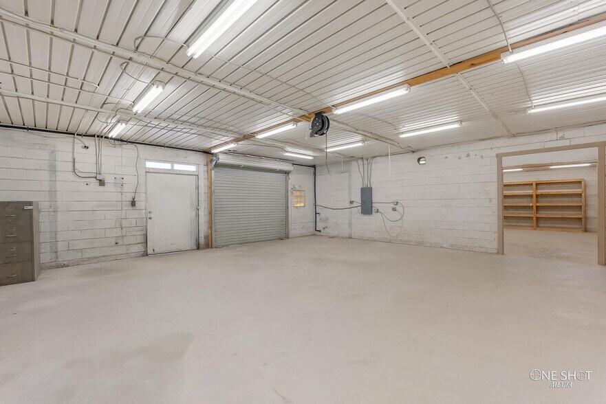 More Photos Of 1929 S Treadaway Blvd, Abilene Showroom For Lease