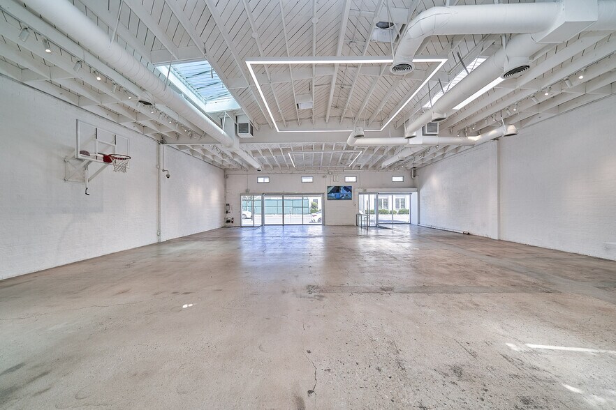 More Photos Of 165-171 S Robertson Blvd, Beverly Hills Storefront For Lease