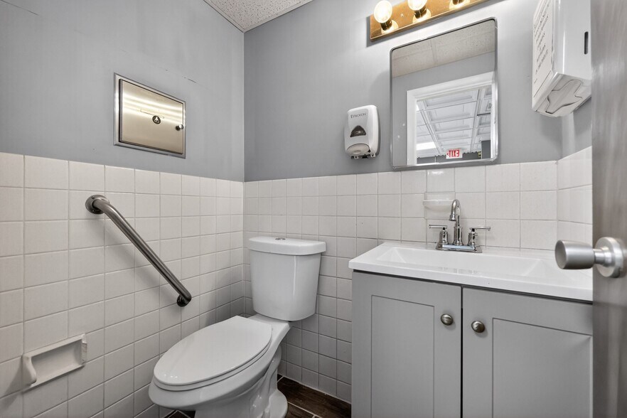 More Photos Of 1701 Wynwood Dr, Cinnaminson Medical For Sale