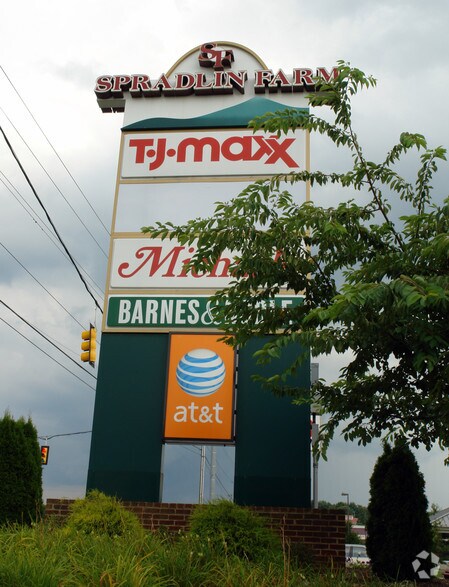 More Photos Of 110-180 Conston Ave, Christiansburg General Retail For Lease