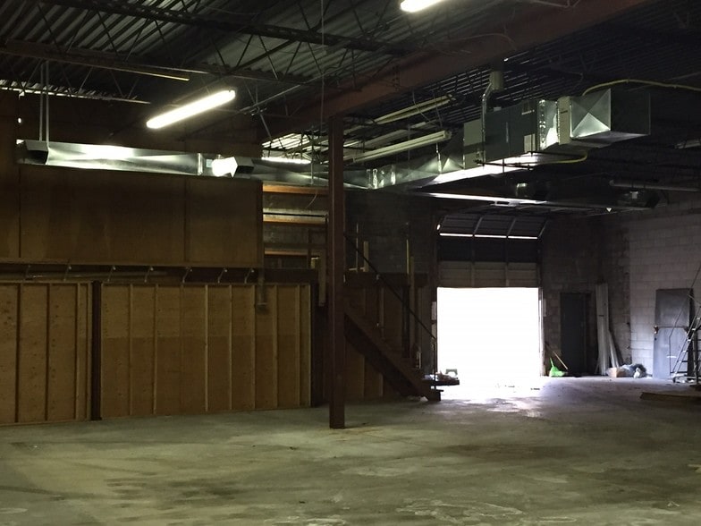 More Photos Of 969-979 Meriden Waterbury Tpke, Plantsville Freestanding For Lease