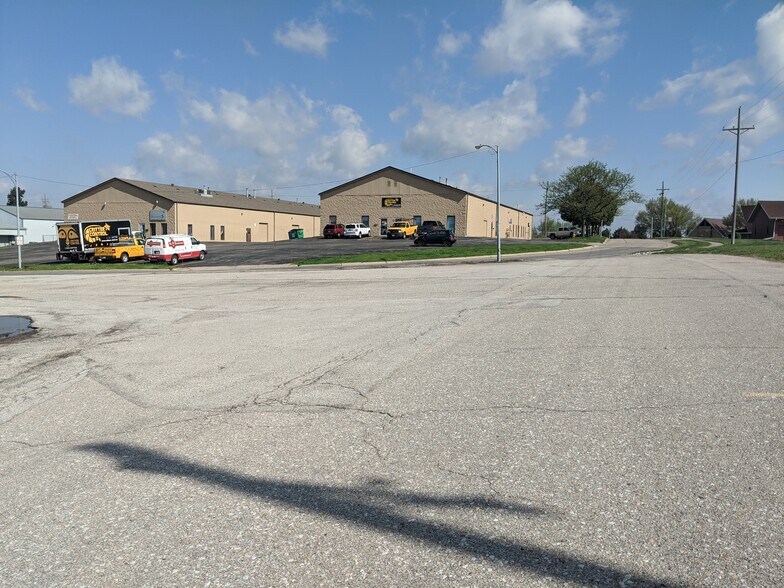 More Photos Of 1236-1248 Royal Dr, Papillion Warehouse For Lease