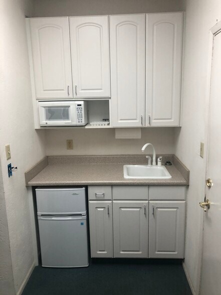 More Photos Of 825-865 S Frankwood Ave, Reedley Office For Lease