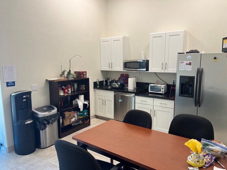 More Photos Of 2300-2340 W Monte Vista Ave, Turlock General Retail For Lease