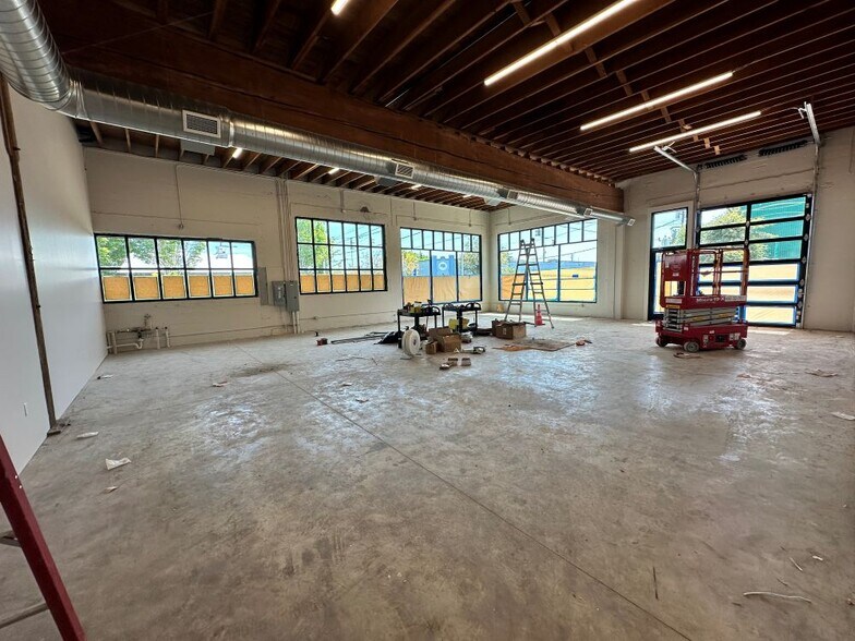 More Photos Of 633 SE Clay St, Portland Showroom For Lease
