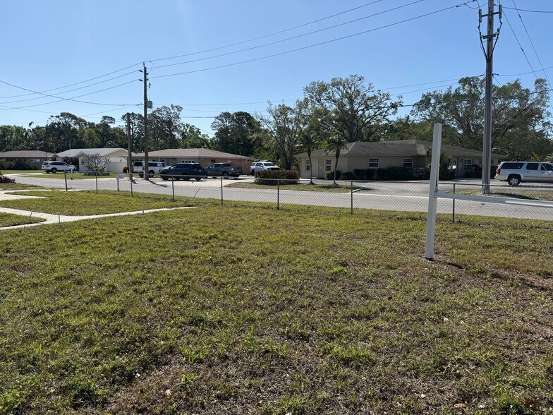 More Photos Of 3111 26th St W, Bradenton Flex For Sale