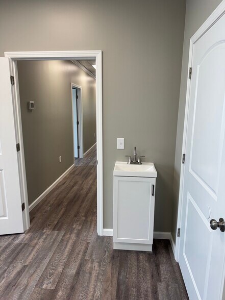 More Photos Of 347 20th St W, Jasper Office For Lease