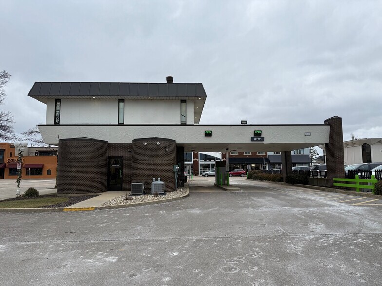 Primary Photo Of 300 Main St, Saint Joseph Bank For Sale