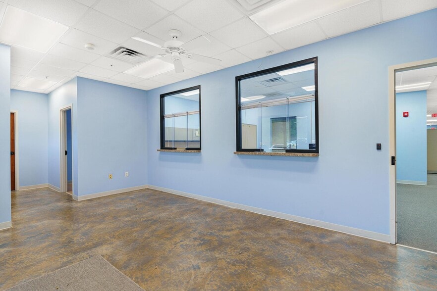 More Photos Of 1904 Thomas Ave, Leesburg Office For Sale