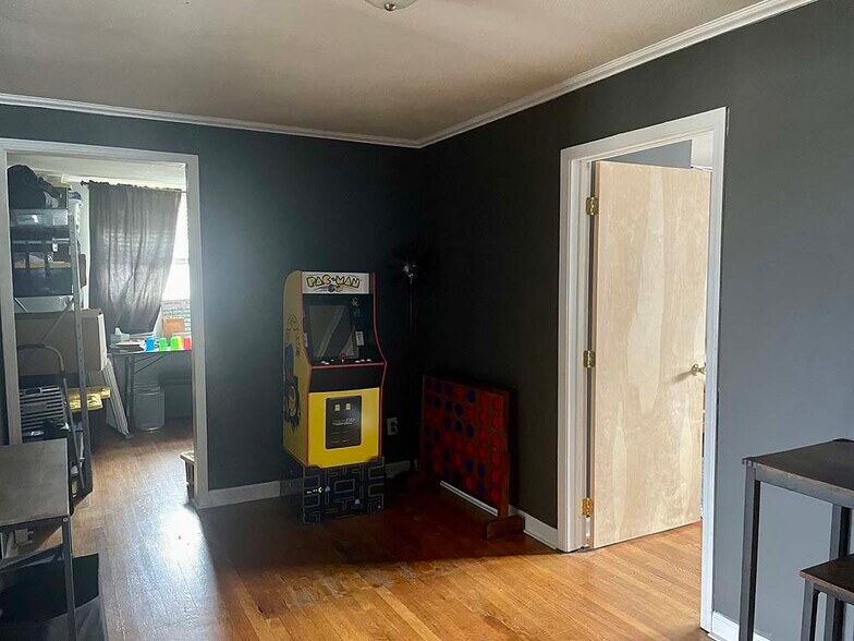 More Photos Of 223 E Market St, Johnson City Religious Facility For Lease