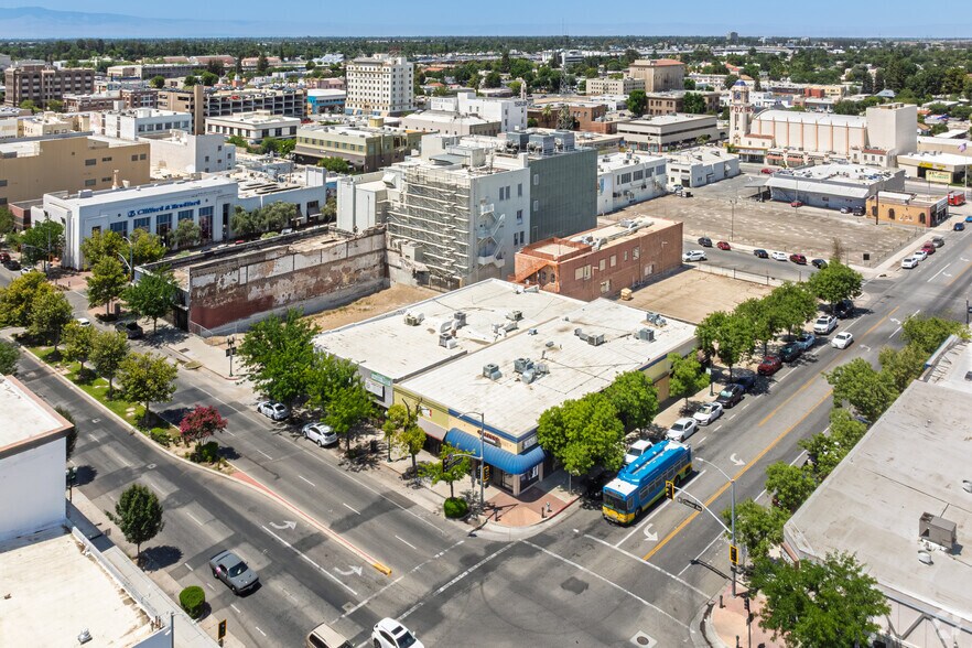 More Photos Of 2021 Chester Ave, Bakersfield Storefront For Lease