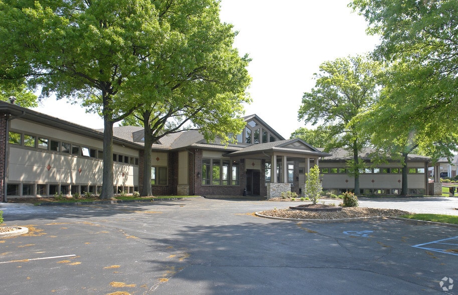 More Photos Of 2850 W Clay St, Saint Charles Office For Sale
