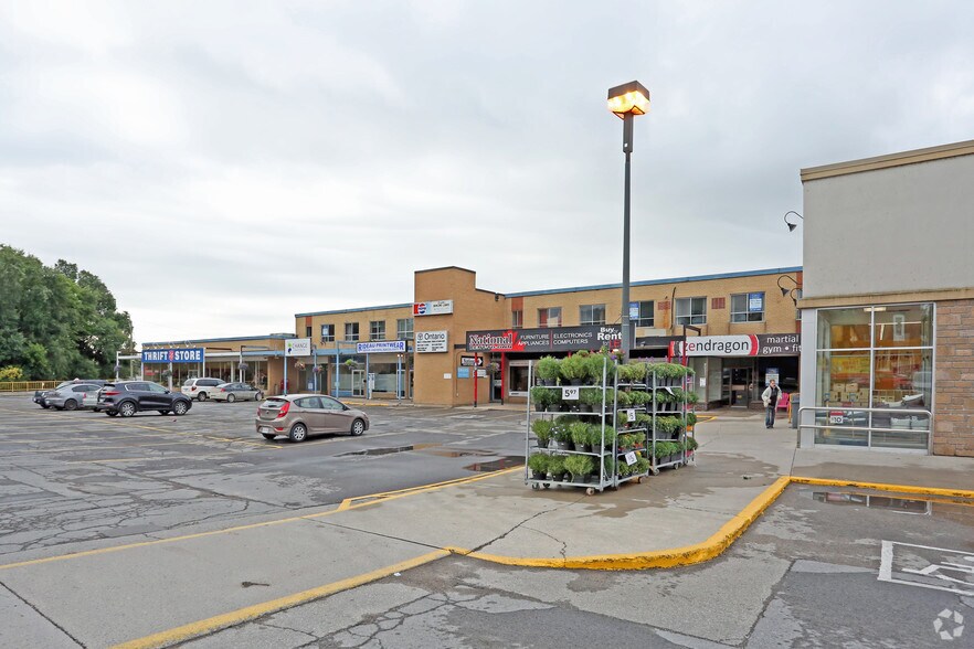More Photos Of 18-49 Chambers St, Smiths Falls General Retail For Lease