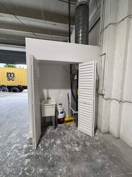 More Photos Of 3400 NW 78th Ave, Miami Showroom For Lease